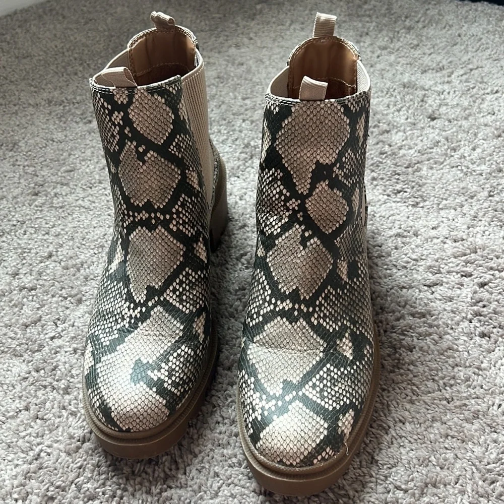Universal Thread Snakeskin Chelsea Boots - Womens 10 - Picture 4 of 9